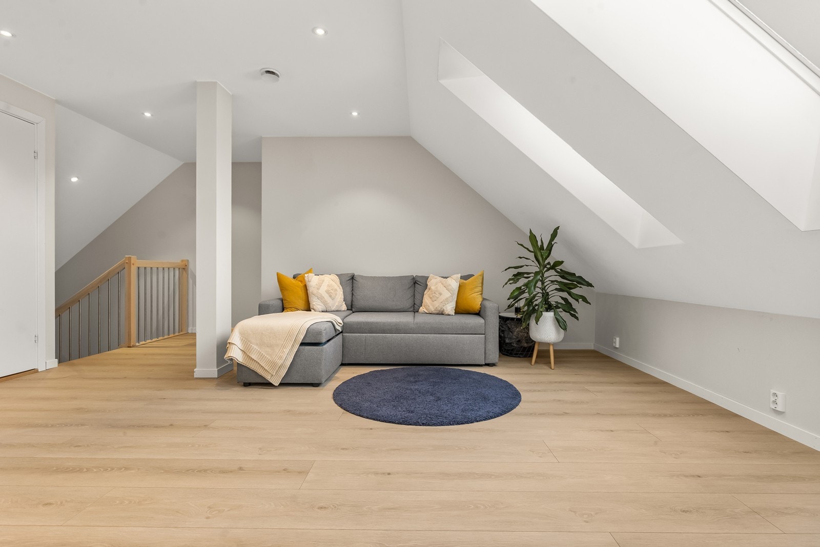 En lakkert tretrapp leder opp til andre etasje og loftstuen. Galleribilde