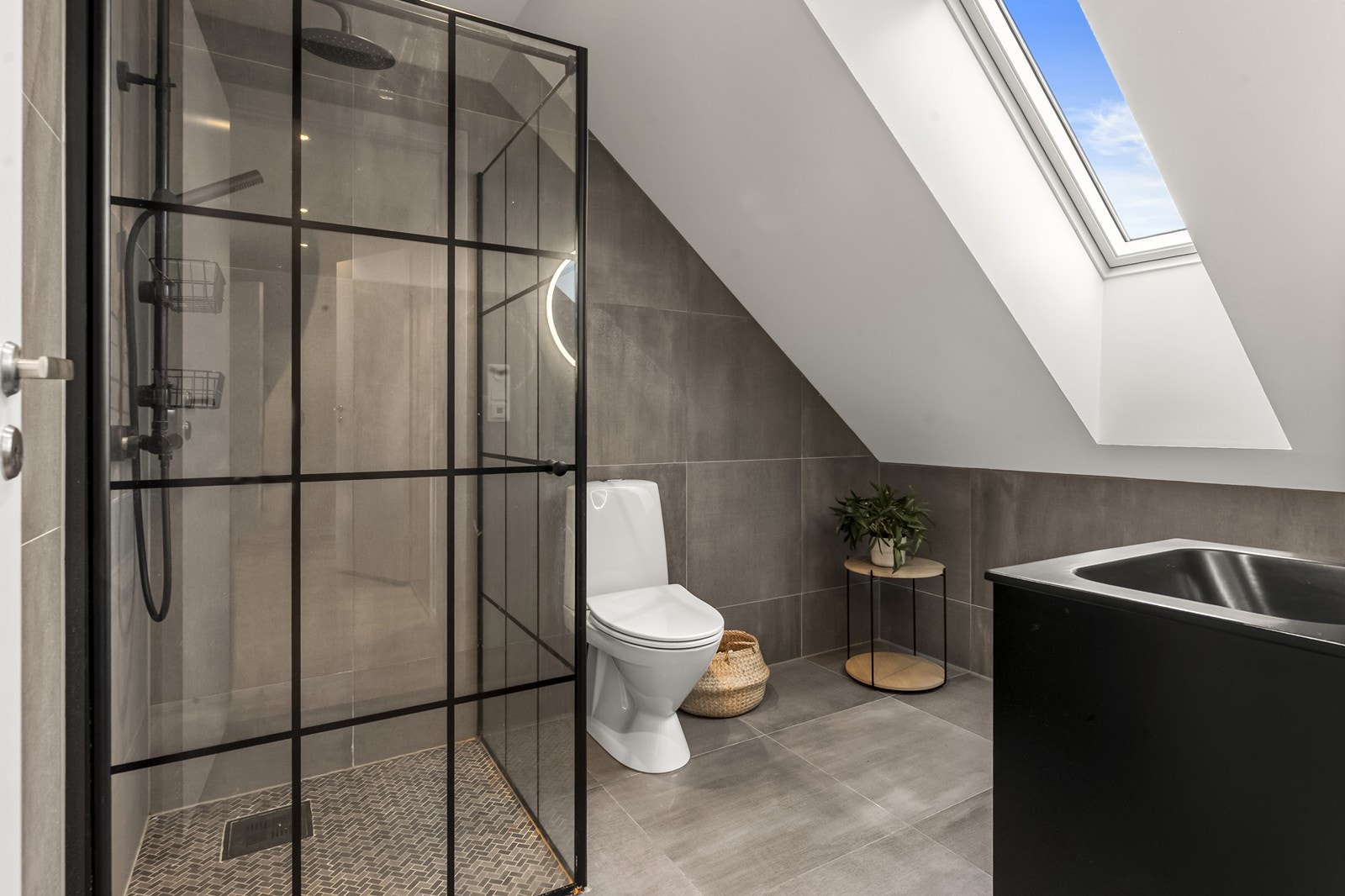 Her er det dusjhjørne med stilrene vegger og elektriske varmekabler i gulvet. Galleribilde