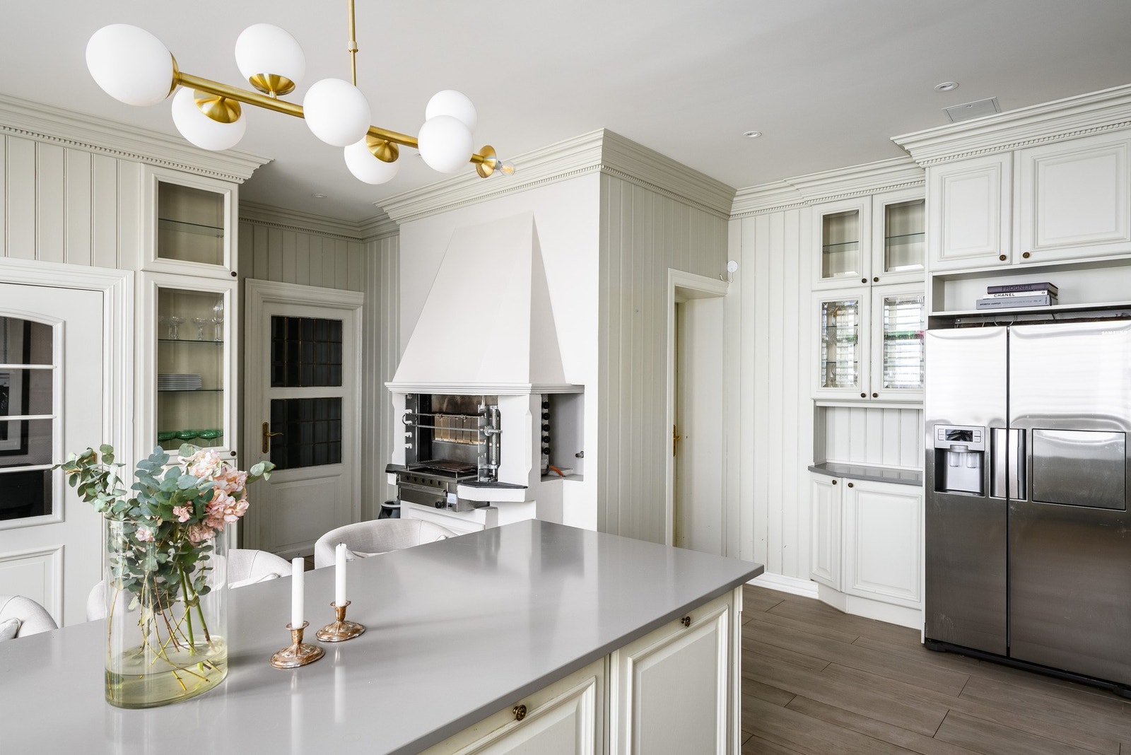 Kjøkkenet har gassdrevet rotisserigrill som gir et særpreg og utvider mulighetene for matlaging både til hverdags og ved selskapeligheter. Galleribilde