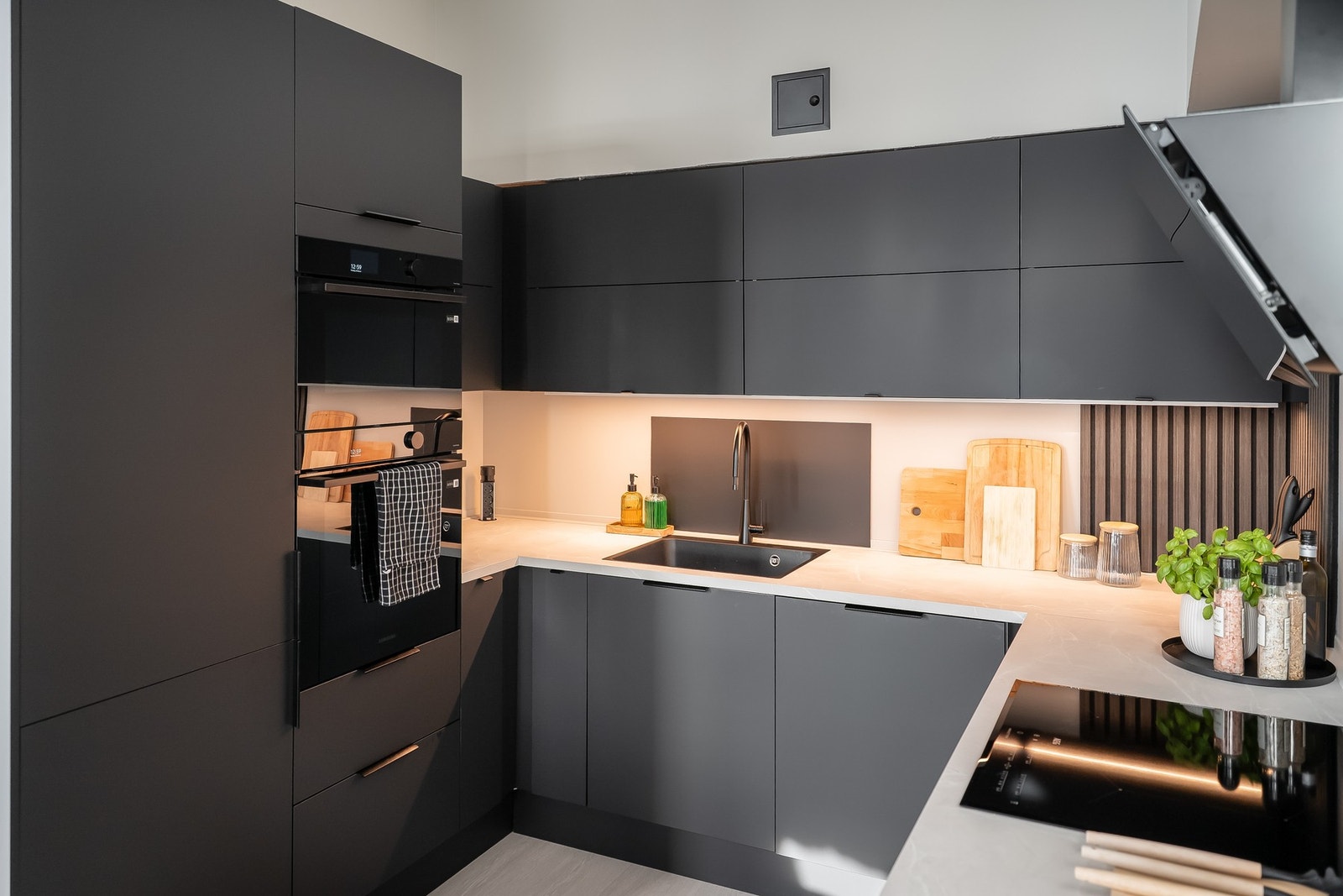 Det er rikelig med lagringsplass i både over- og underskap. Galleribilde