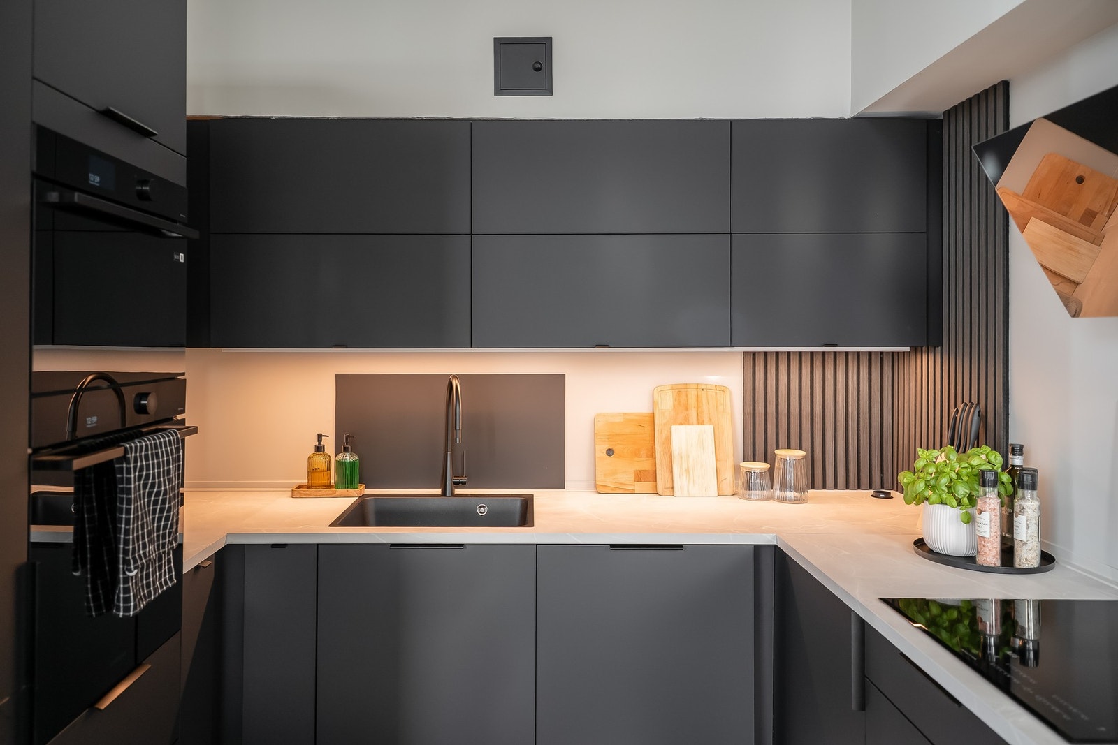 Kjøkkenet er utstyrt med integrert vinskap og ny kjøkkenvifte. Alle integrerte hvitevarer følger med i handelen. Galleribilde