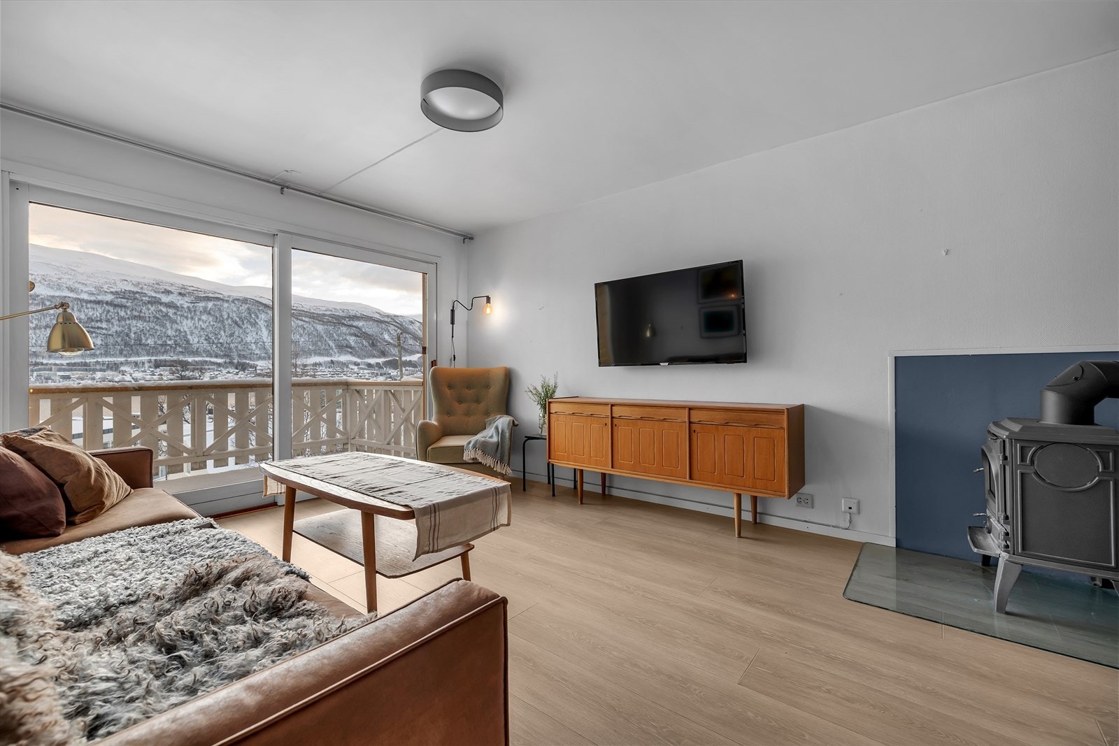 Lyst oppholdsrom med stor skyvedør som tar deg ut til terrassen med svært god utsikt Galleribilde