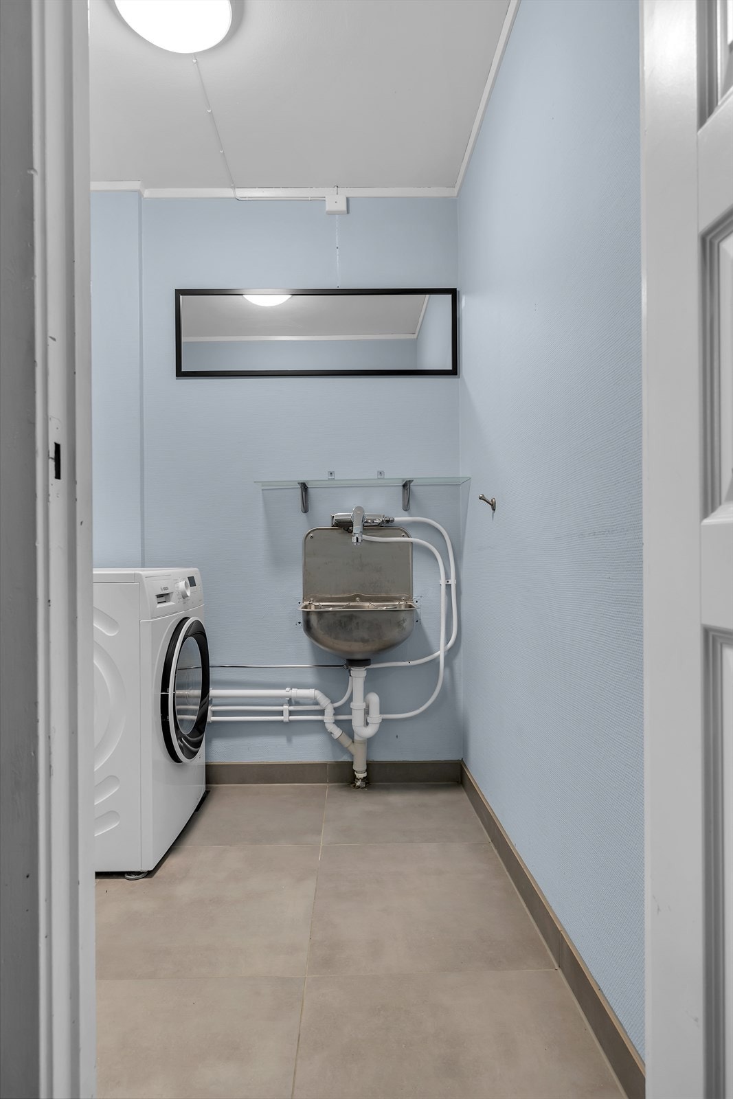 Vaskerommet ble pusset opp i 2022 slik at det er et godkjent våtrom. Galleribilde