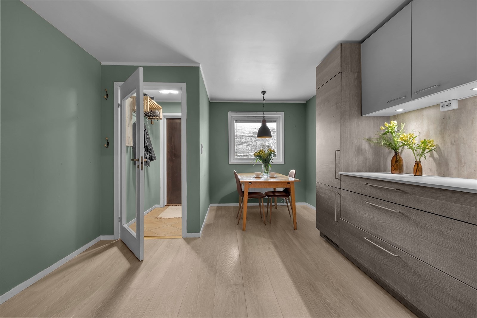 Kjøkken og yttergang. Kjøkkenet har god plass til kjøkkenbord Galleribilde