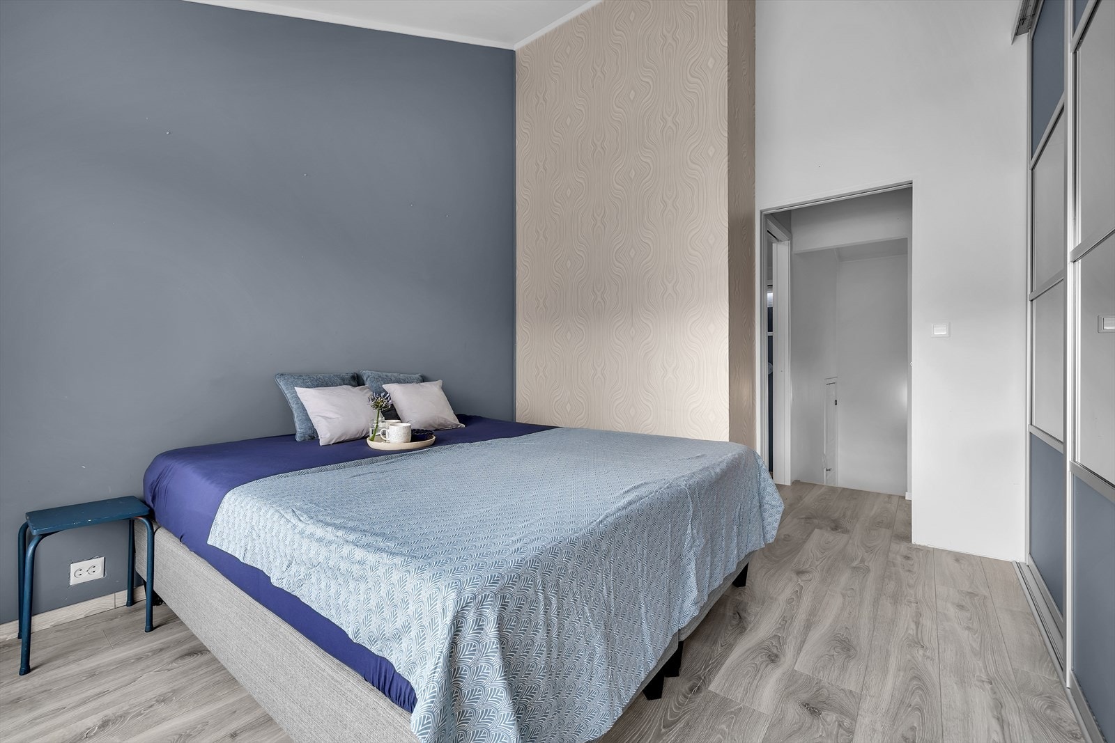 Hovedsoverommet med stor garderobeløsning og ekstra takhøyde Galleribilde