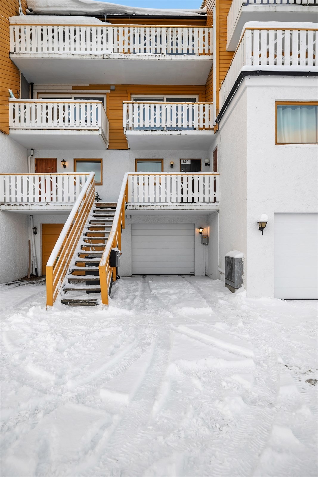 Garasje med nyere port. Mulighet for å stå parkert også foran garasjen for både èn og to biler
' Galleribilde