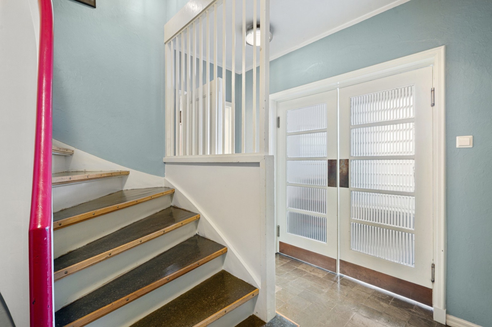 Felles trapperom som fører opp til leiligheten. Galleribilde