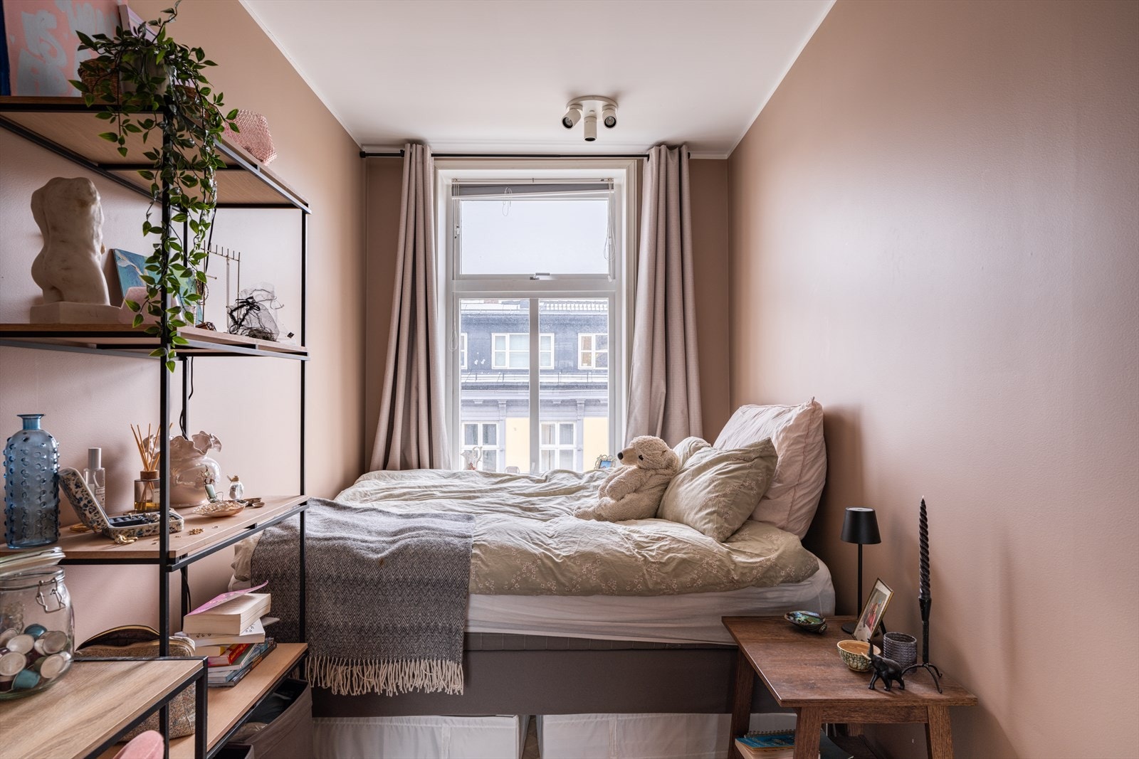 Soverom 2 har gode muligheter for plass til dobbeltseng Galleribilde