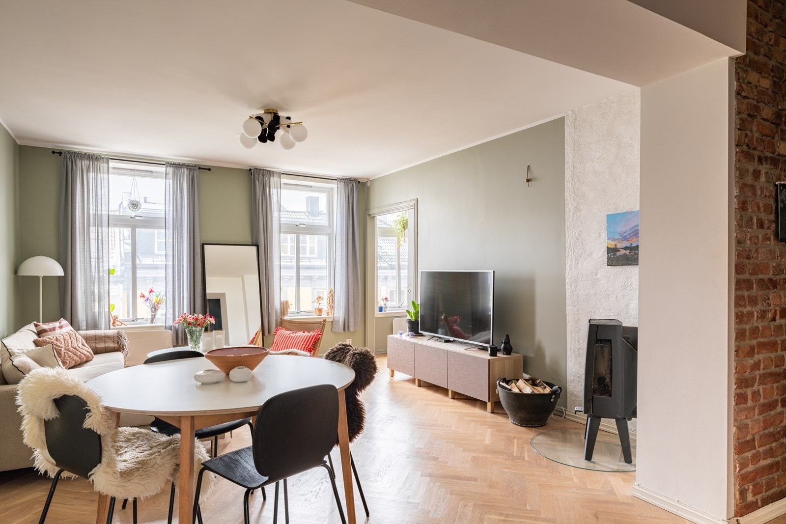 Åpen stue- og kjøkkenløsning gir gode muligheter for en koselig spisegruppe Galleribilde