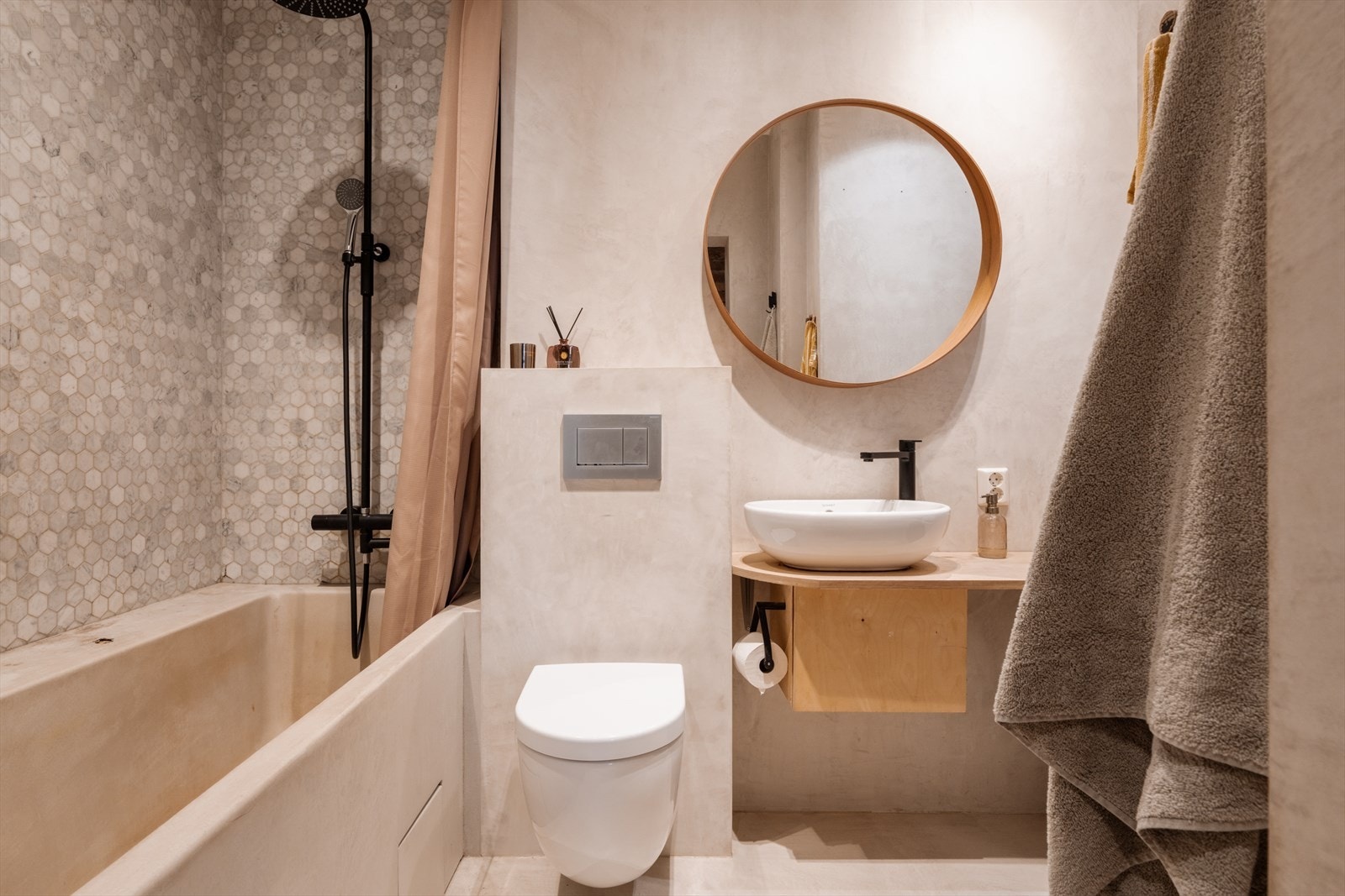 Her har du elektriske varmekabler i gulv, badekar med dusjløsning og vegghengt toalett Galleribilde