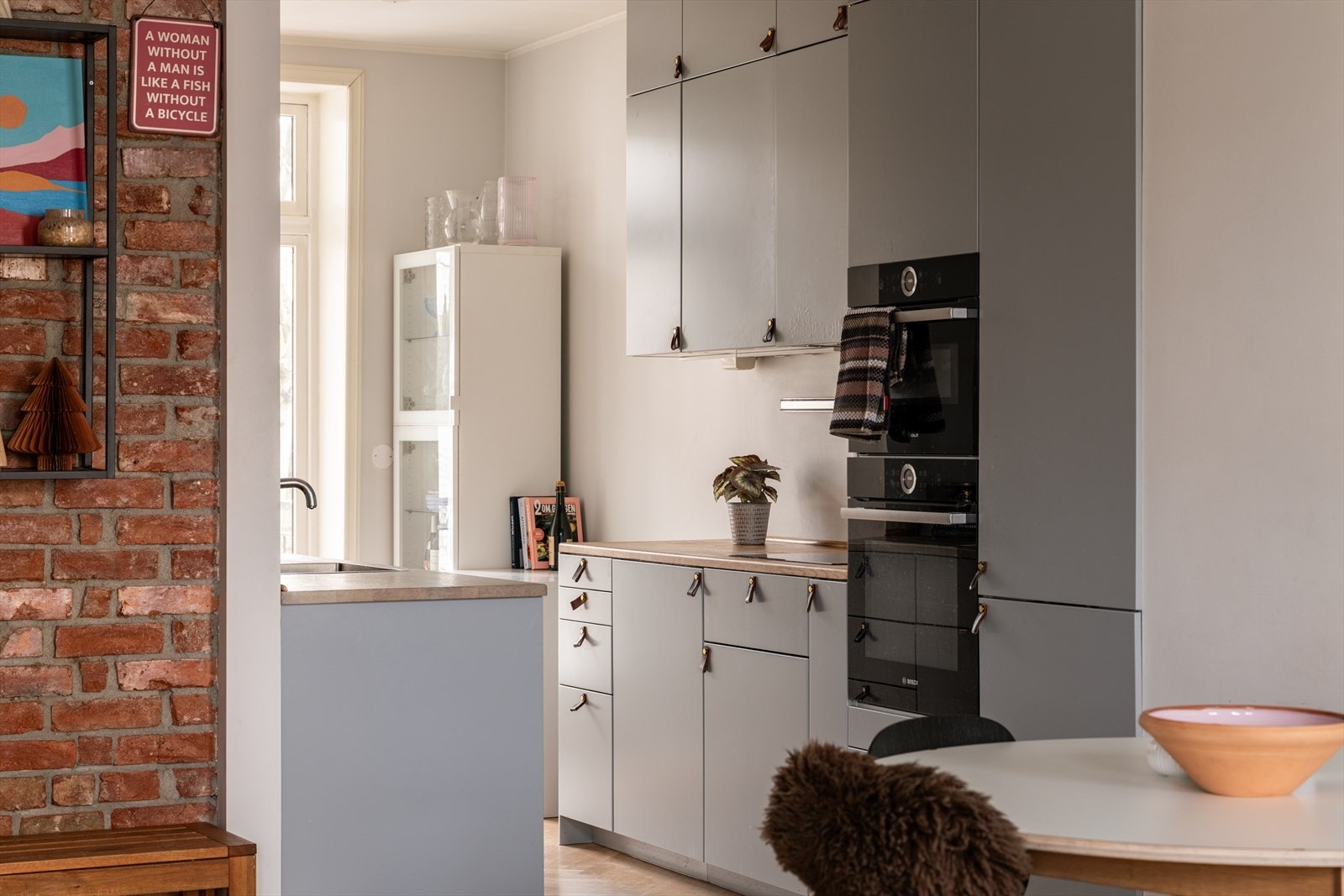 Boligen har et klassisk preg med nakne teglvegger og god takhøyde Galleribilde