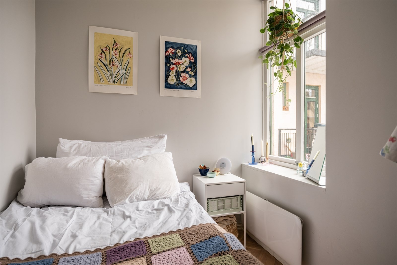 Vindu med utsikt over rolig bakgård Galleribilde