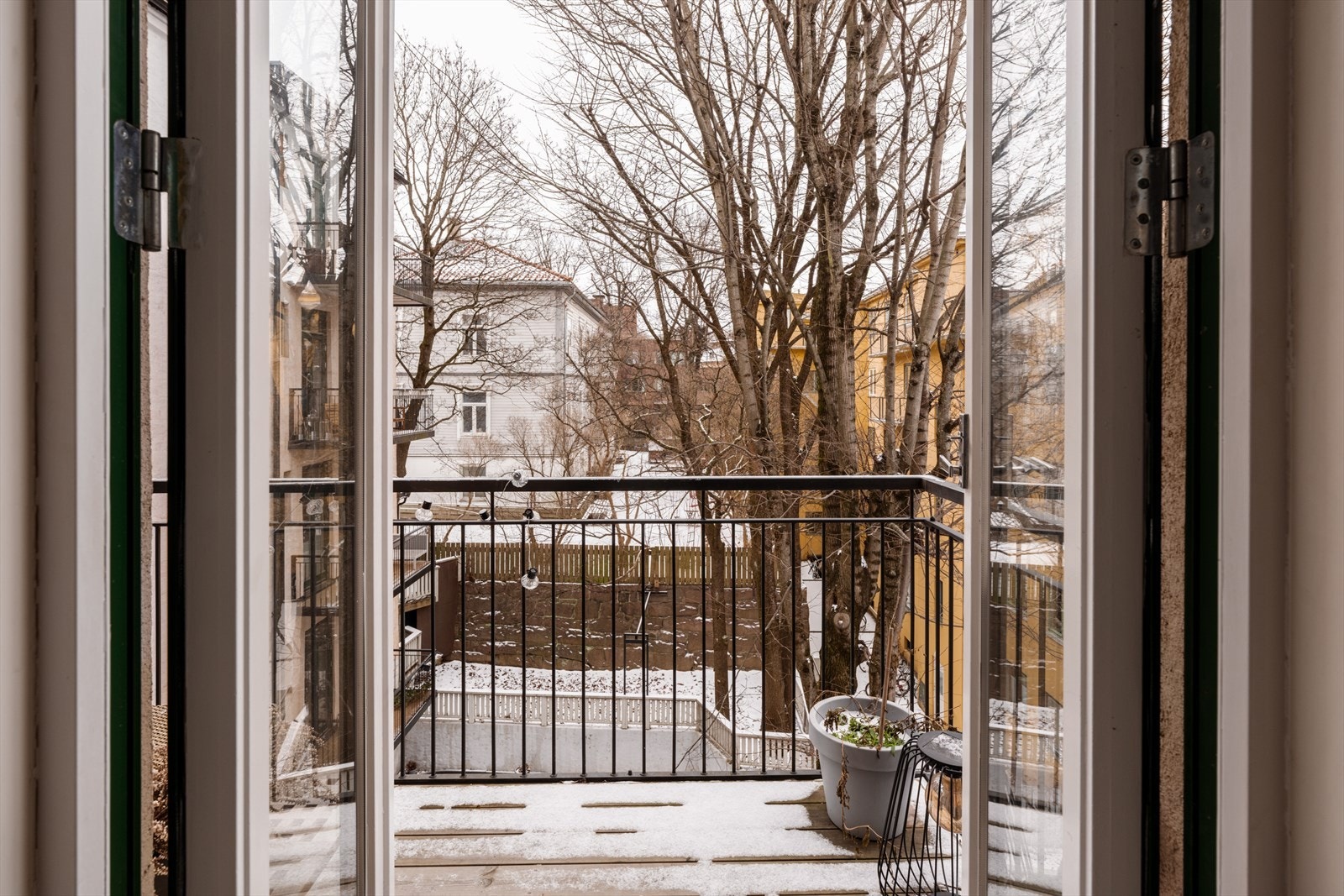 Balkongen er vendt mot en skjermet og rolig bakgård Galleribilde