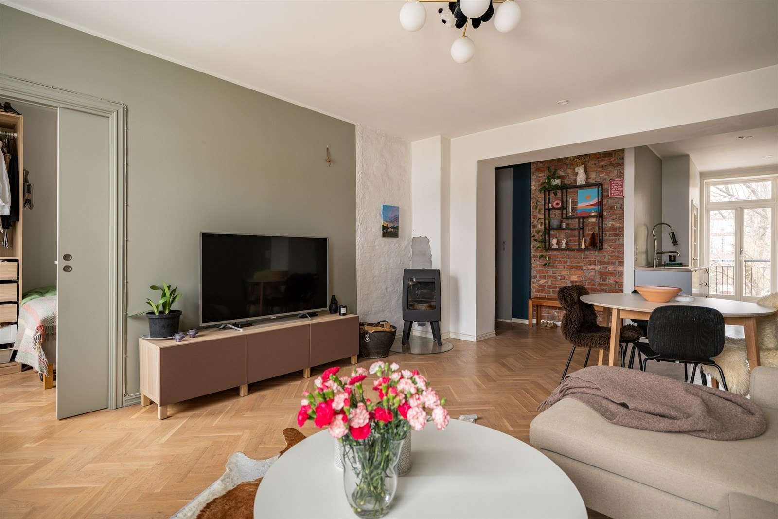 Stuen har plass til både sittegruppe og øvrig møblering Galleribilde