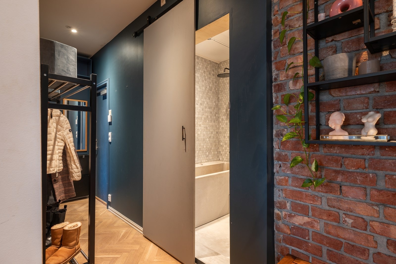 Entré/gang med god takhøyde og inngang til bad Galleribilde