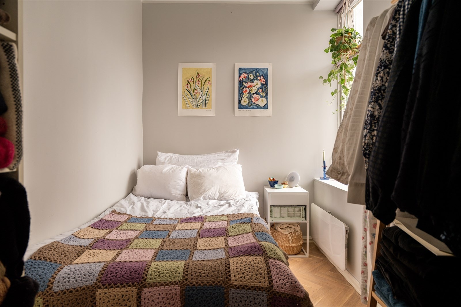 Rom brukt som soverom med inngang fra kjøkken Galleribilde