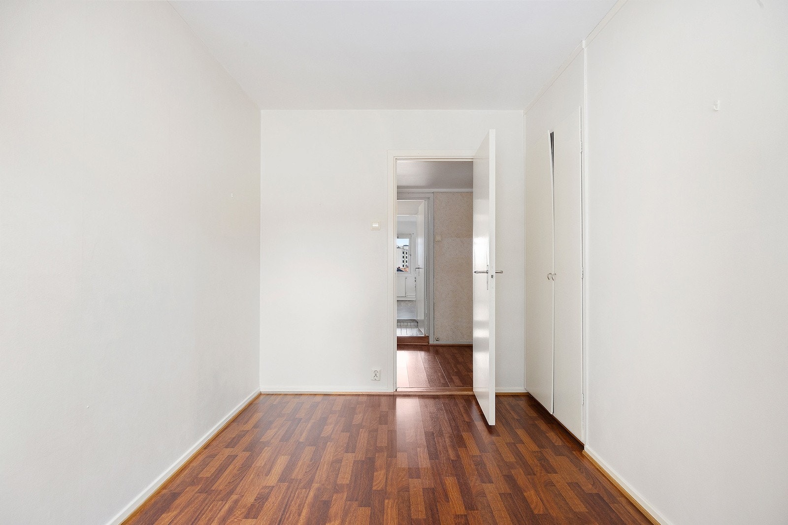 Soverom 2 har plassbygget garderobeskap Galleribilde