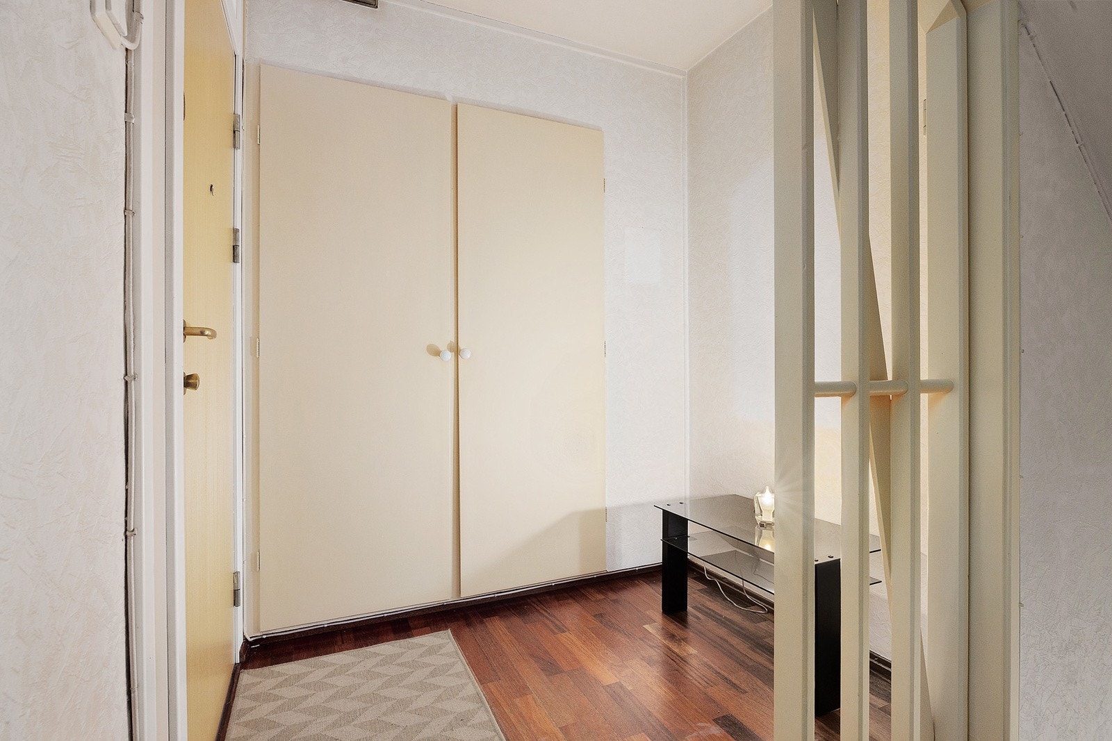 Entré med plassbygget garderobeskap Galleribilde