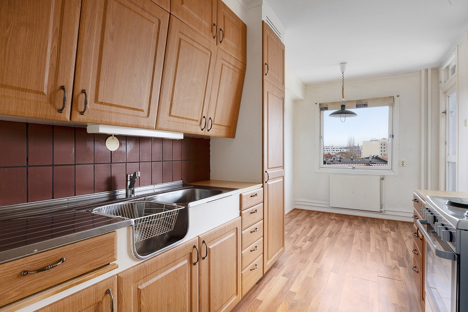 Kjøkkeninnredning med originale skapskrog, dobbel oppvaskkum og laminat benkeplate Galleribilde