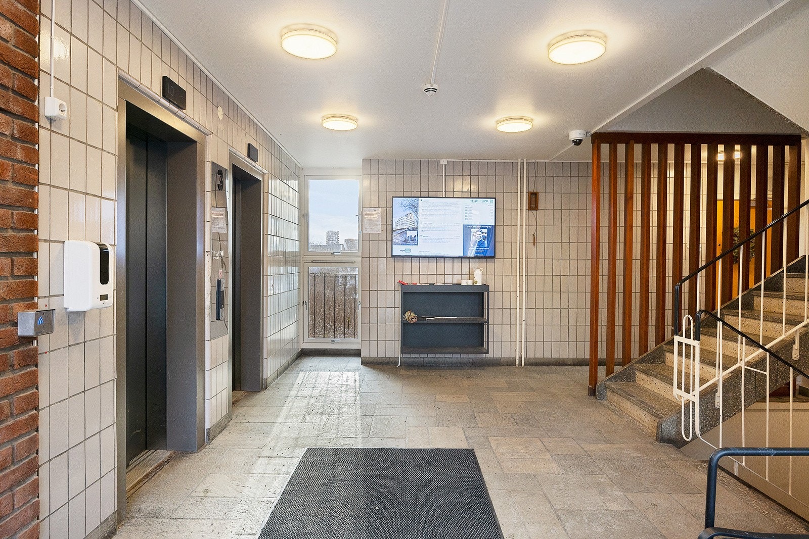 Inngangsparti. Det er personheiser i blokken Galleribilde