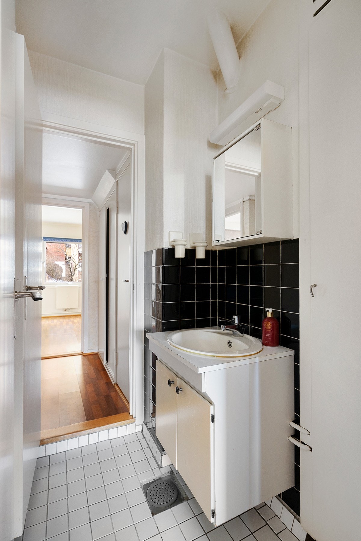 Baderom med servant og badekar med dusj Galleribilde