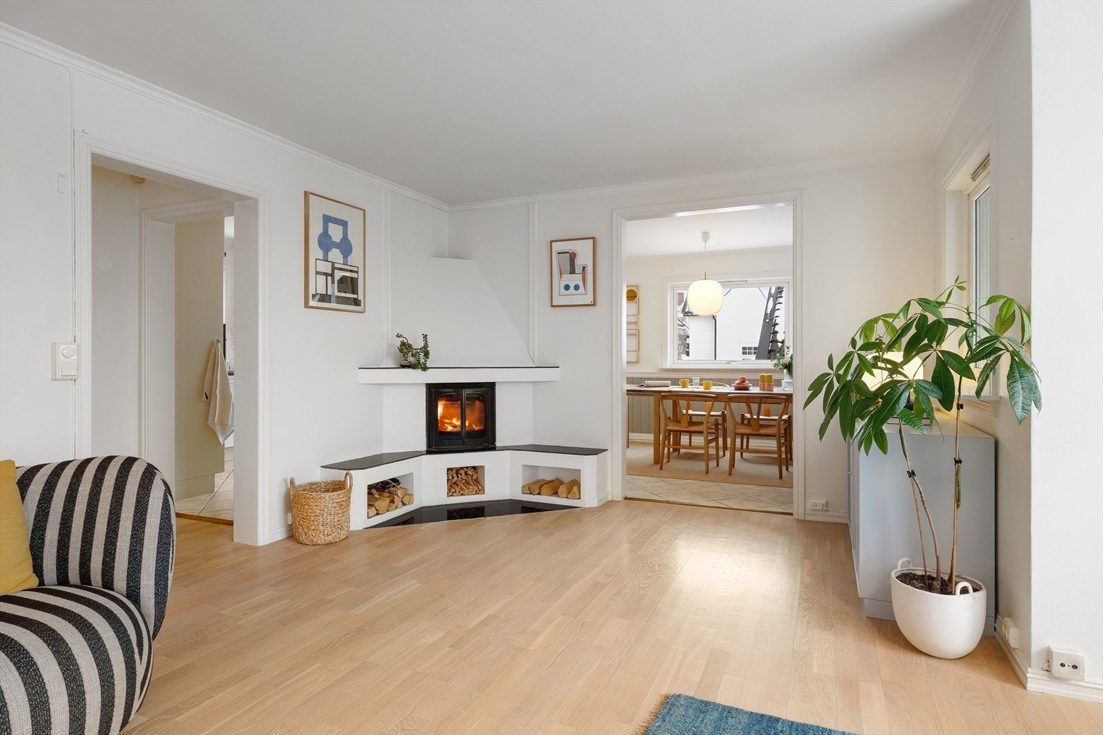 Utgang til vinterhage/innglasset balkong fra en av stuene Galleribilde