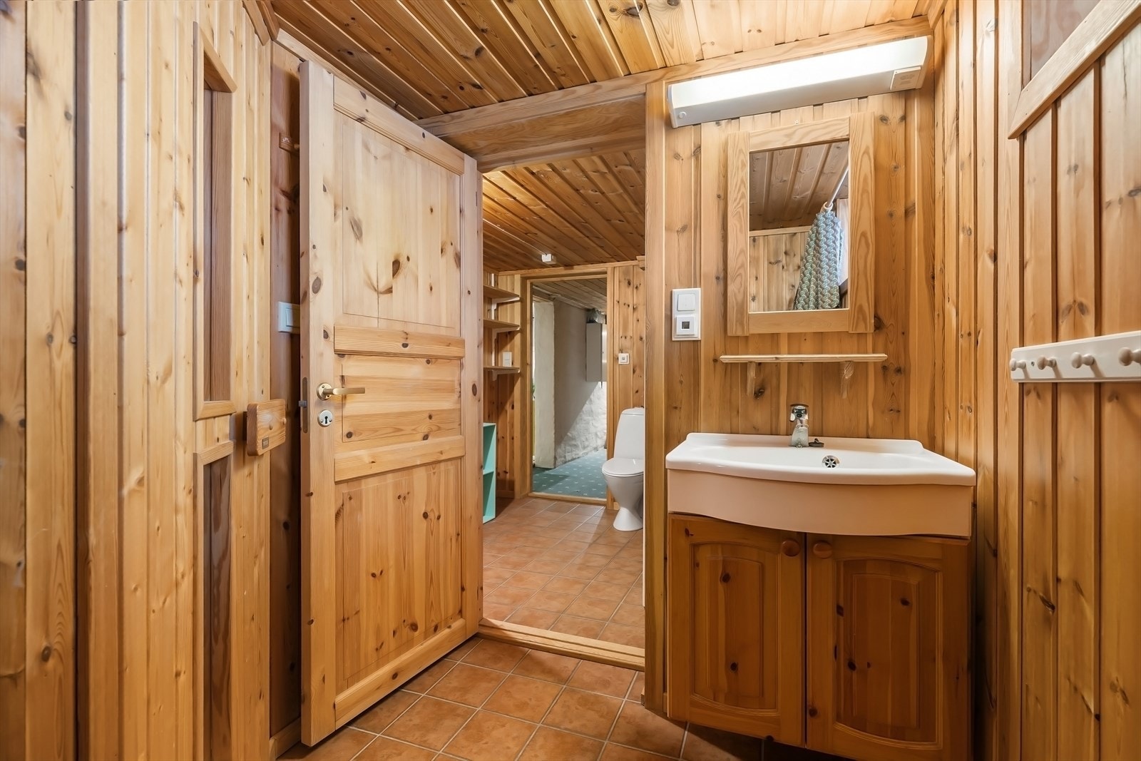 Romslig kjeller med masse lagringsplass og bodareal Galleribilde