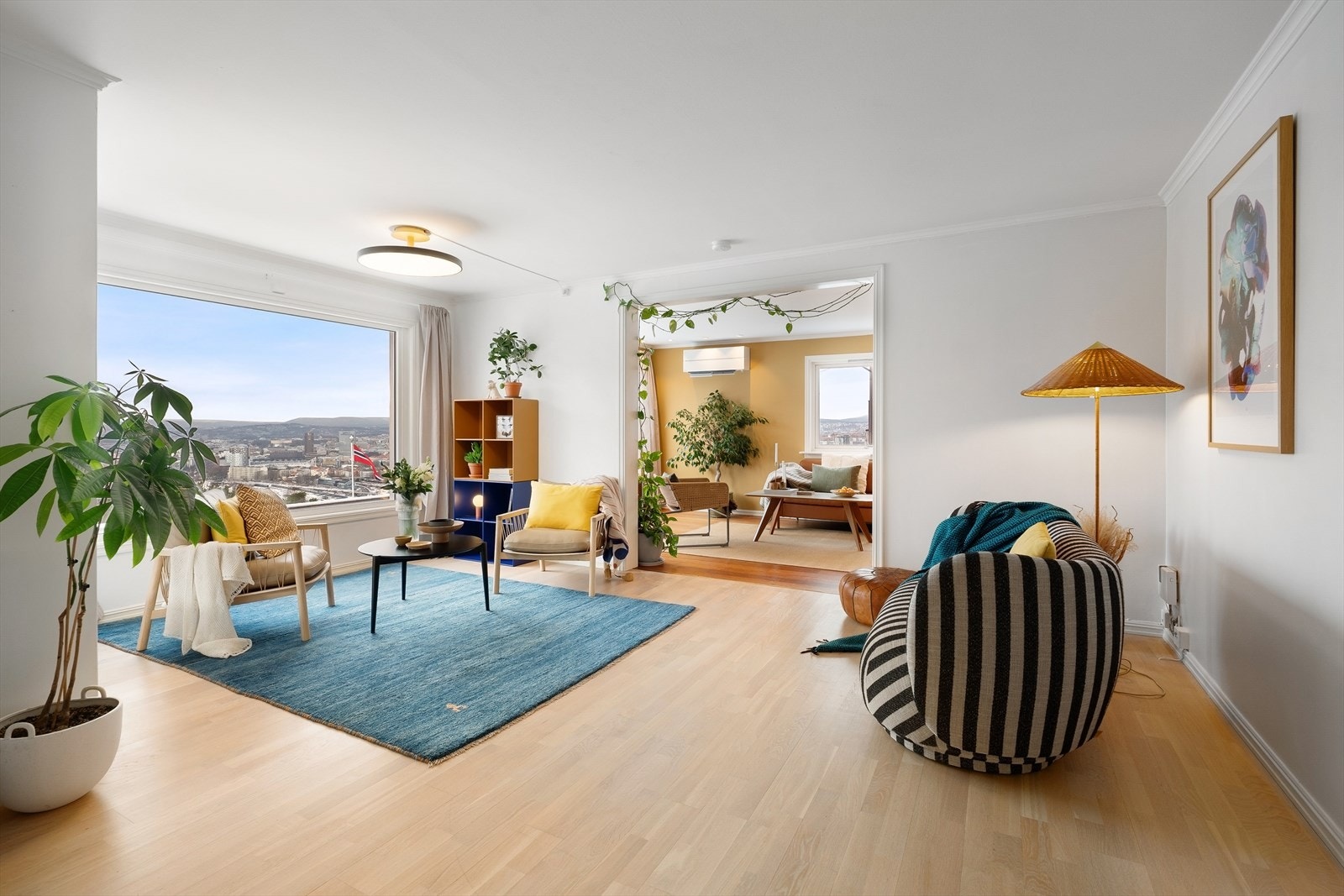 Lyse og åpen hovedetasje med flere stuer på rad Galleribilde