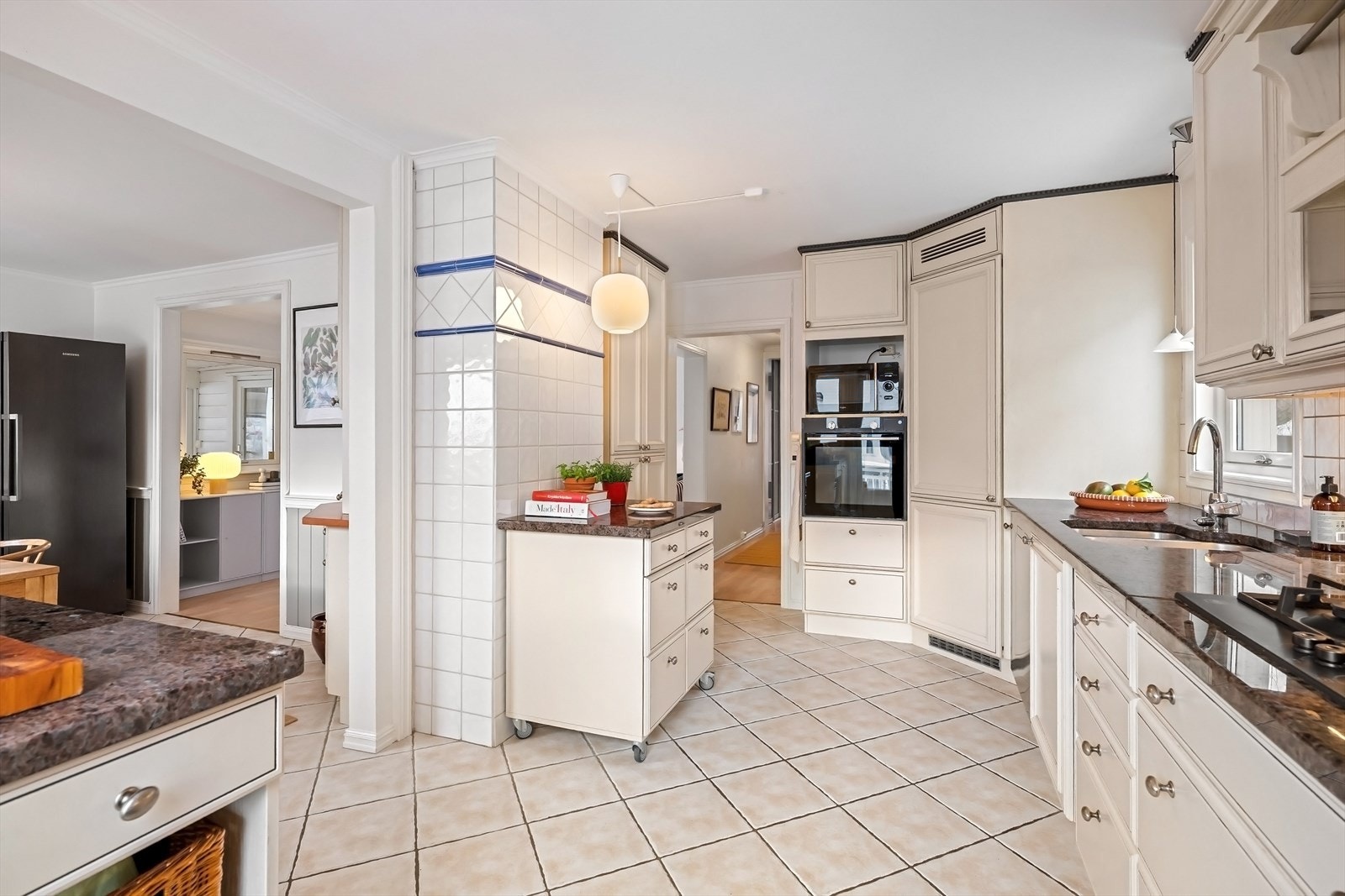 Kjøkkenet er godt utstyrt med gassbluss, oppvaskmaskin og stekeovn Galleribilde