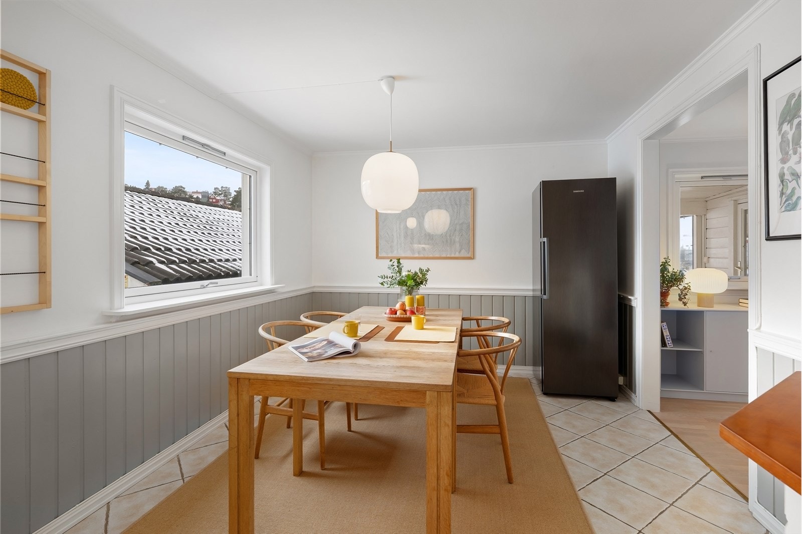 Spisestue med delvis åpen løsning mot stue og kjøkken Galleribilde