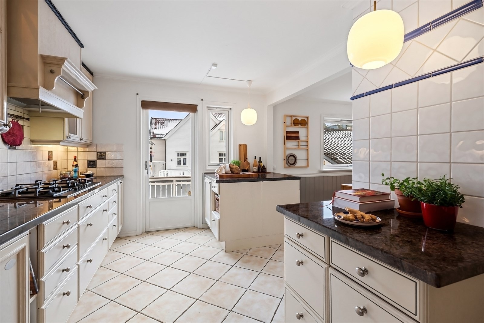 Herskaplig kjøkken innredet med profilerte fronter Galleribilde