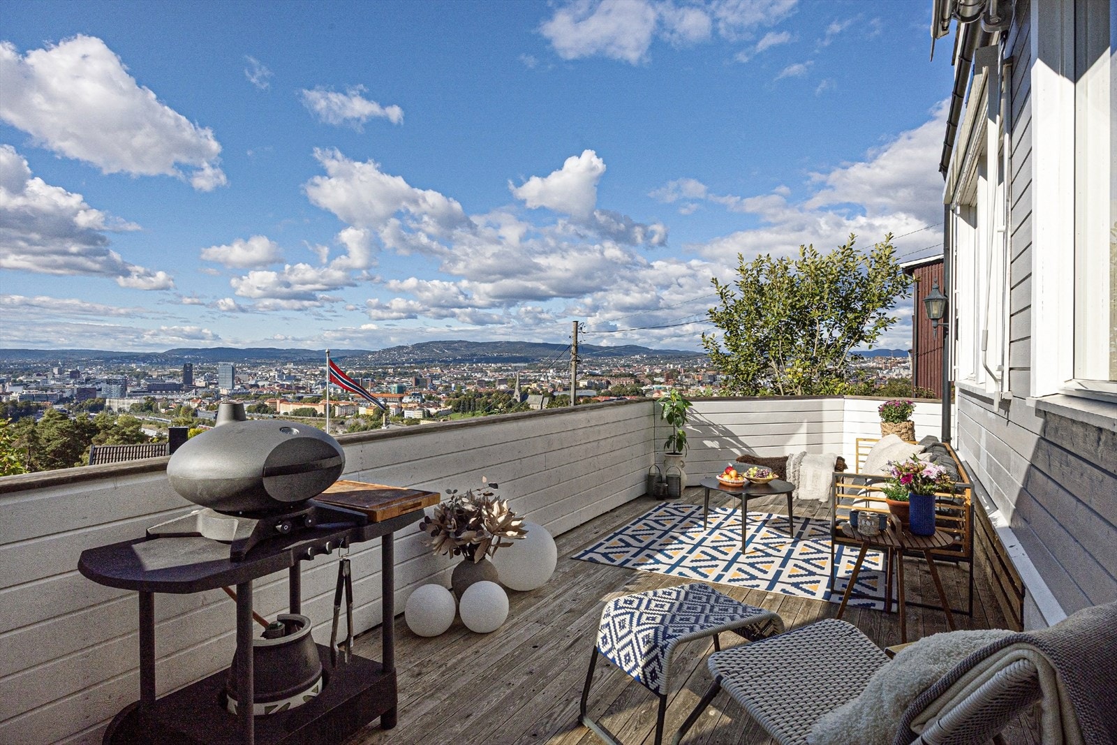 Vinterhagen leder videre til stor og fin terrasse på hele 26 kvm Galleribilde