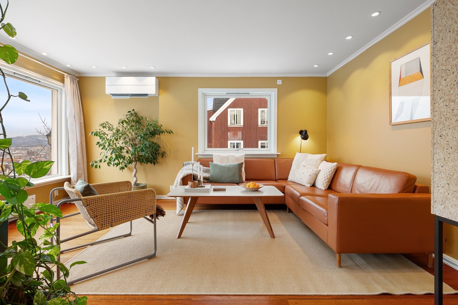 Boligen er malt i tidsriktig og delikate farger Galleribilde