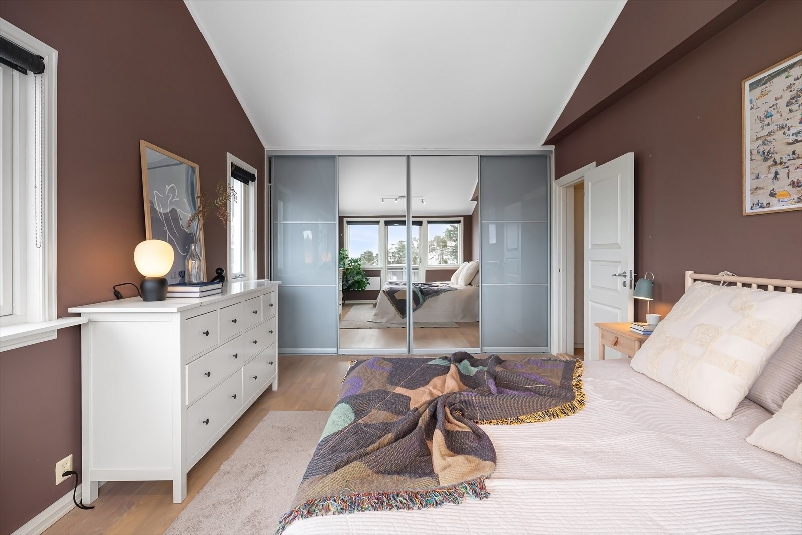 God plass på rommene til dobbeltsenger og garderobeløsninger Galleribilde