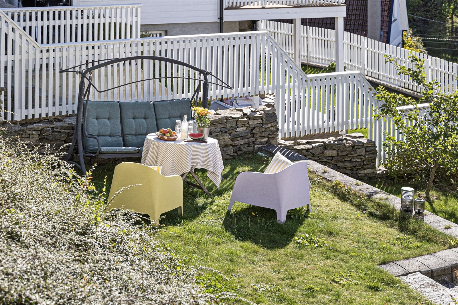 Pent opparbeidet tomt med plen og beplanting Galleribilde