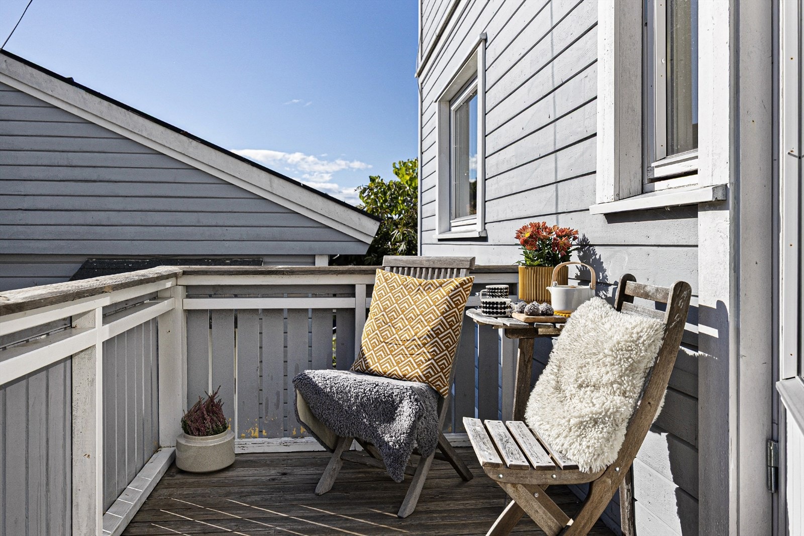 Utgang også fra kjøkken til en mindre uteplass med plass til kafebord Galleribilde