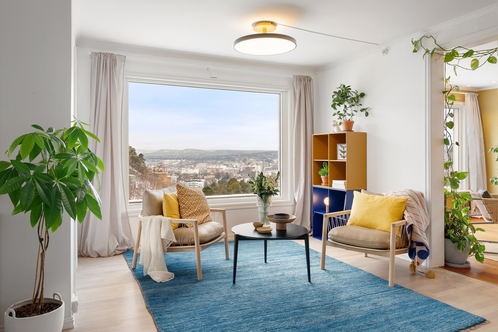 Flott utsikt fra flere av rommene med god utsikt over byen og fine lysforhold Galleribilde