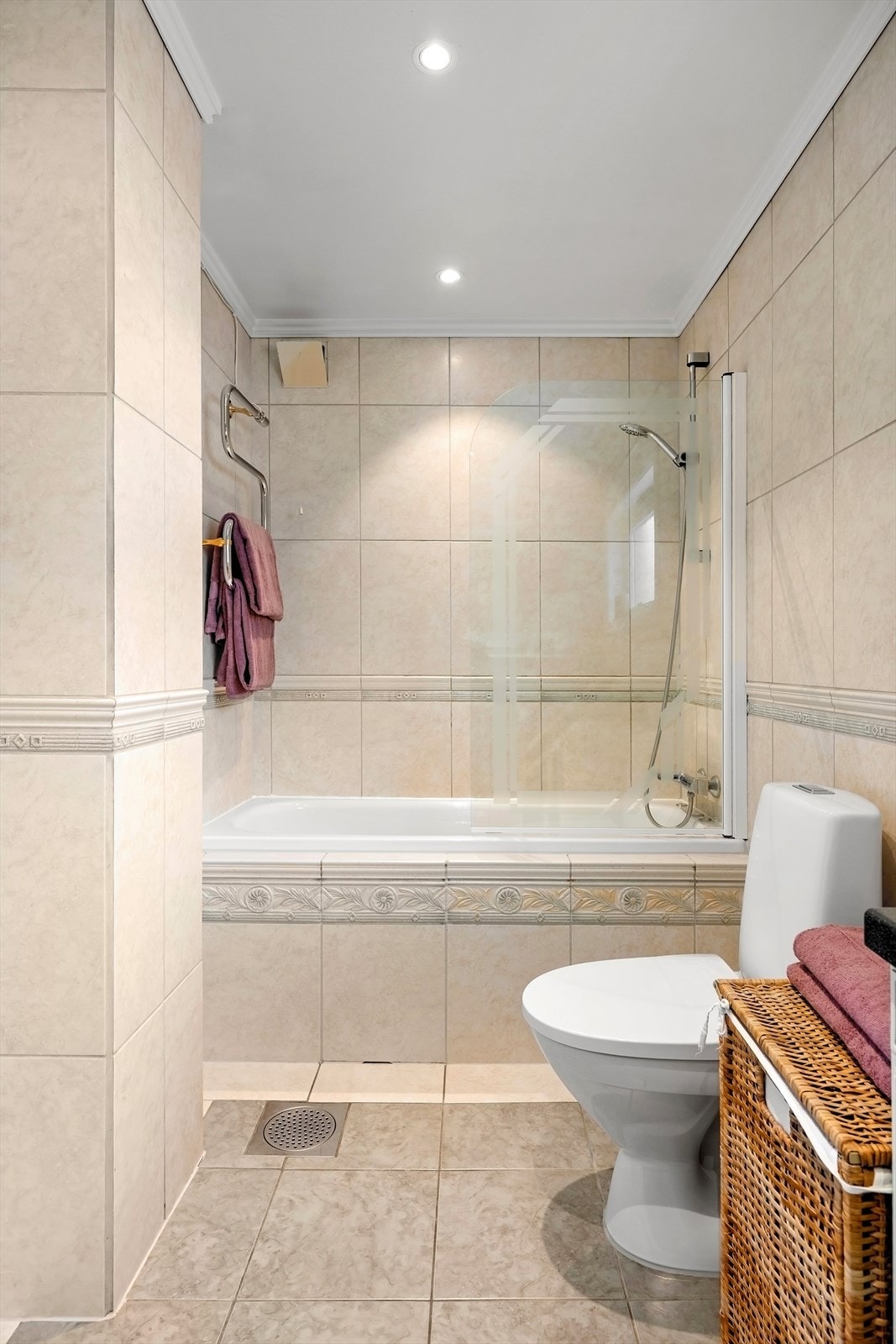 Badekar med dusjløsning - Downlights i himling og varme i gulv Galleribilde