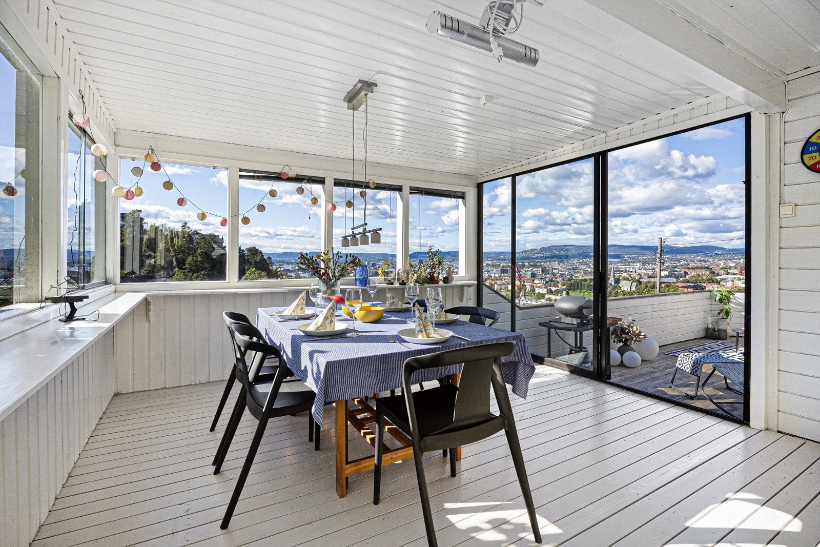 Boligen har flere uteplasser med nydelig utsikt Galleribilde