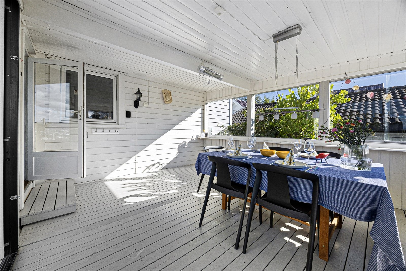 Solrik vinterhage/innglasset balkong på 17 kvm med god plass til langbord Galleribilde