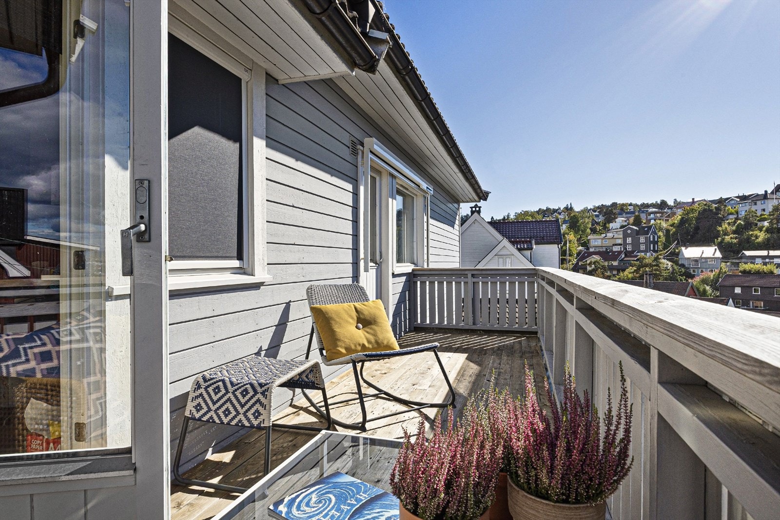 Utgang til solrik terrasse med utsikt Galleribilde