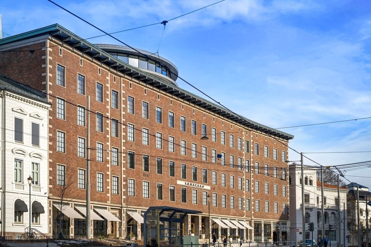 En kort spasertur unna finner man Solli plass og Sommerro Galleribilde