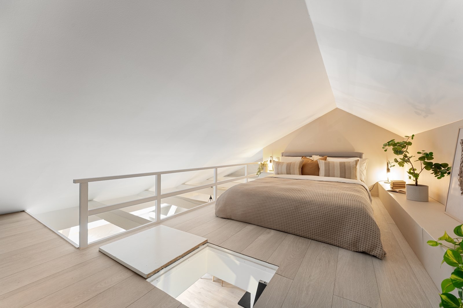 Det er lagt nytt gulv på hems i 2020. Her har man plass til en ekstra soveplass eller et hjemmekontor Galleribilde