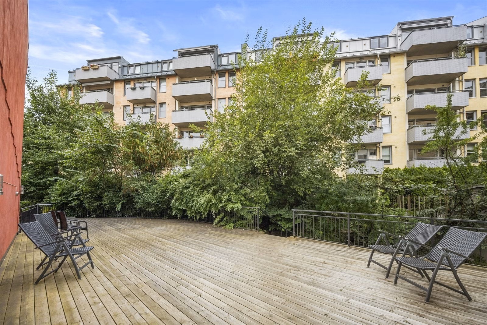 Stor felles terrasse i bakgården Galleribilde