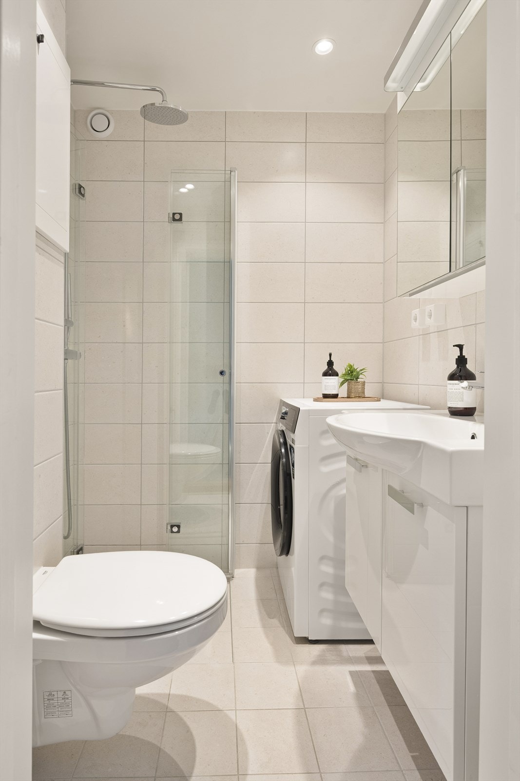 Badet ble pusset opp i 2025 og har flislagte flater og elektriske varmekabler i gulvet. Galleribilde