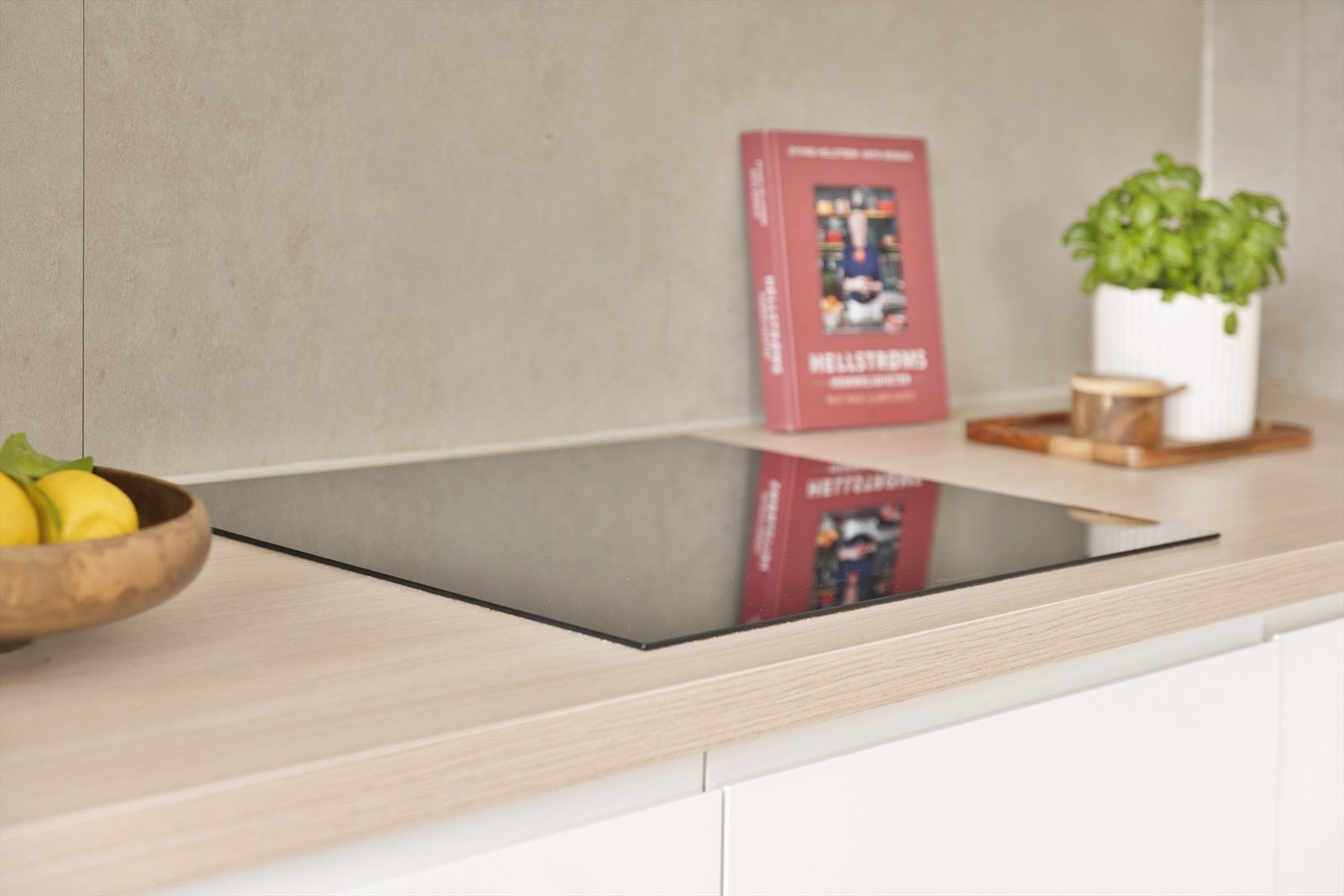 Integrert platetopp i en slitesterk laminatbenkeplate gir gode arbeidsforhold. Galleribilde