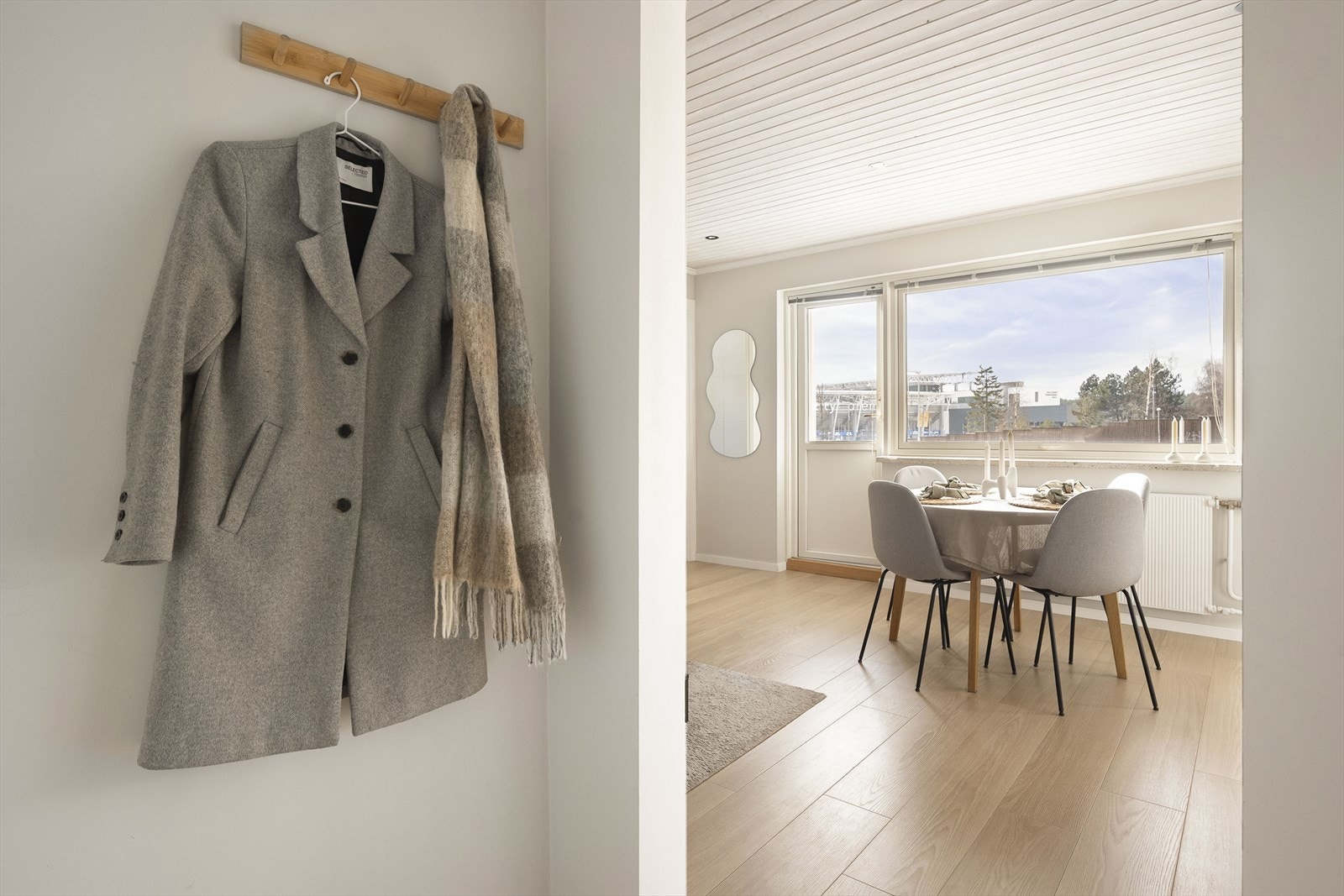 Fra entréen åpner leiligheten seg opp mot de sosiale sonene. Galleribilde