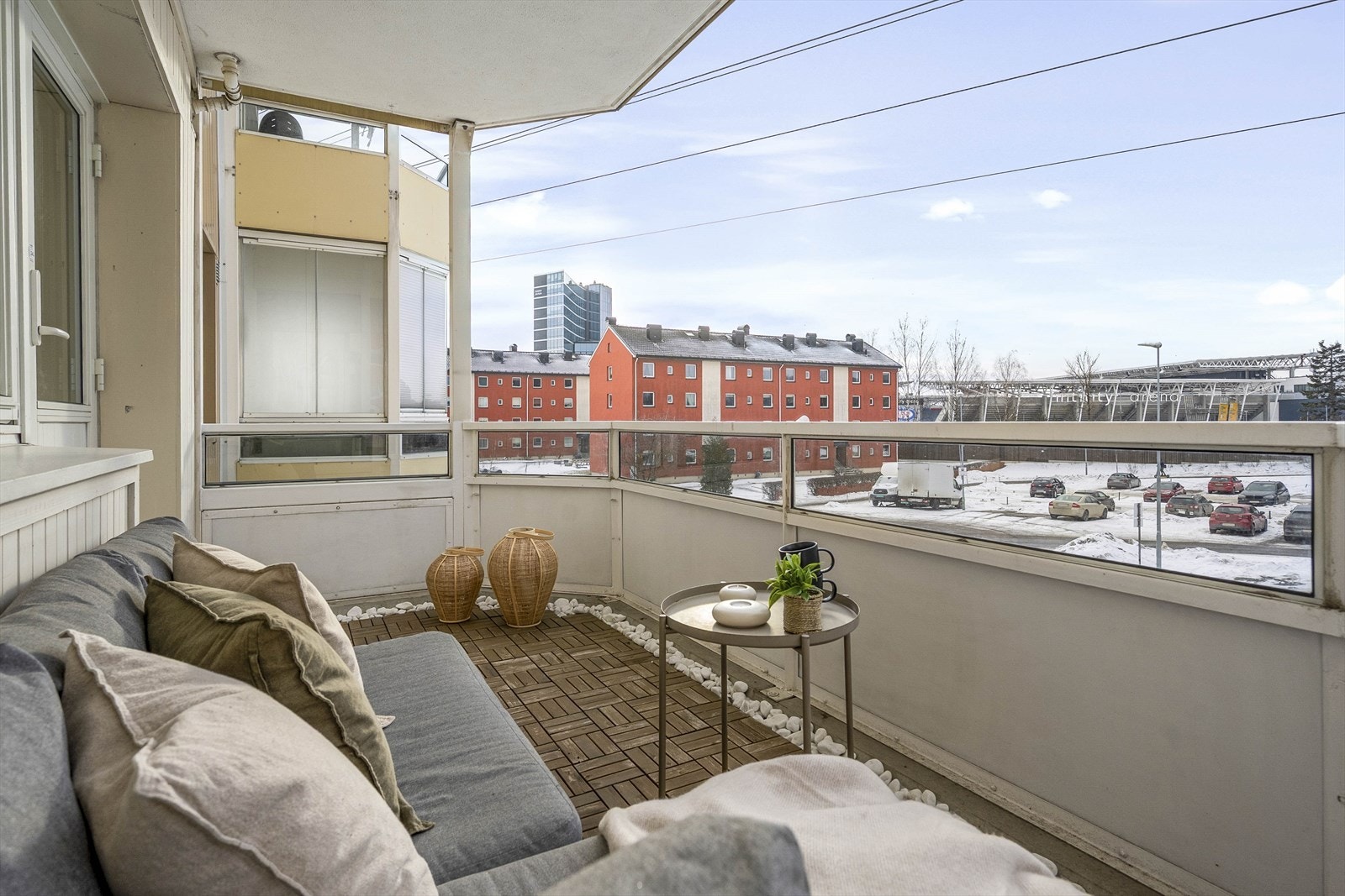 Fra balkongen har man utsikt mot Valle Hovin og Intility Arena. Galleribilde