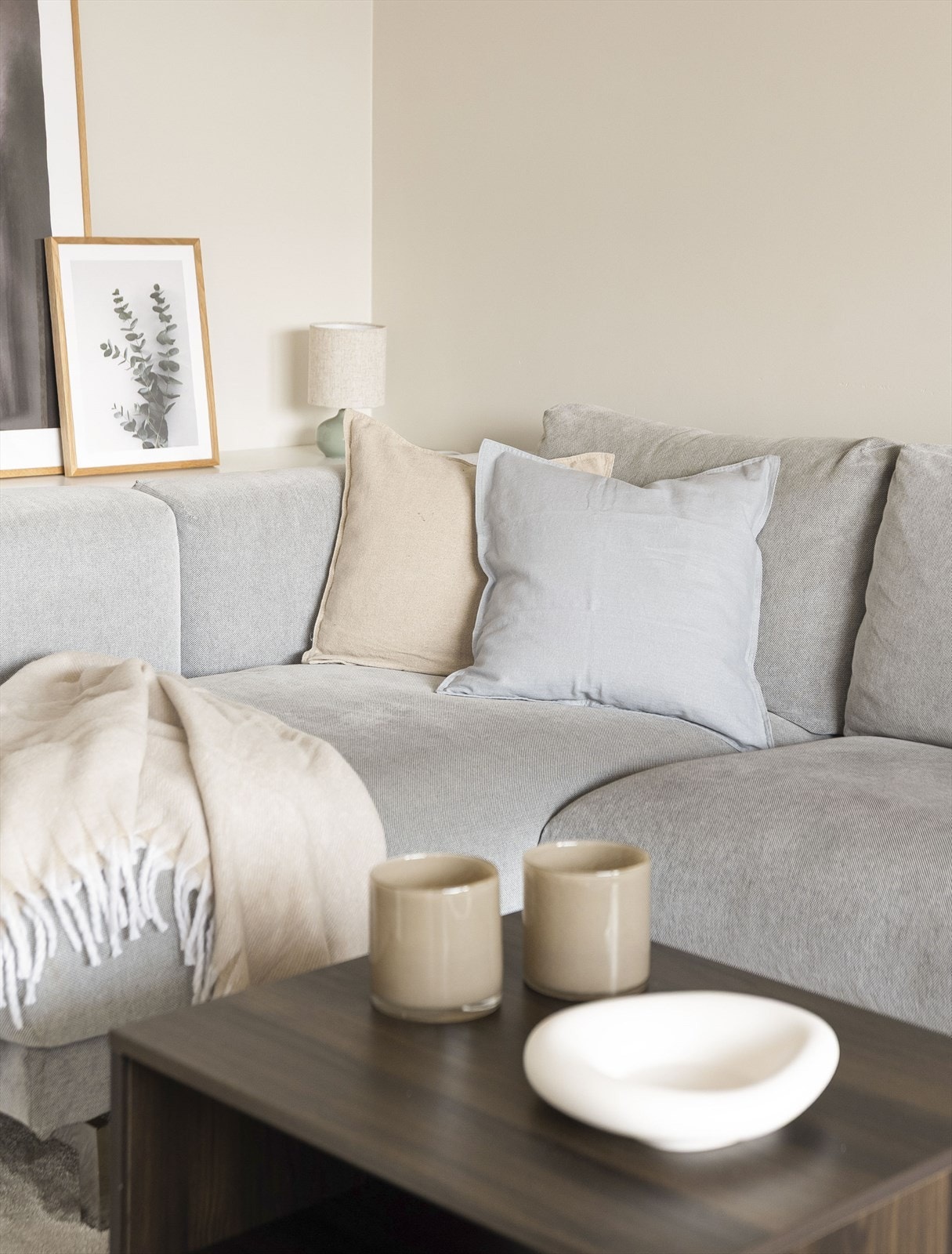 De glatte, malte veggflatene gir et nøytralt og tidløst utgangspunkt for personlig innredning. Galleribilde