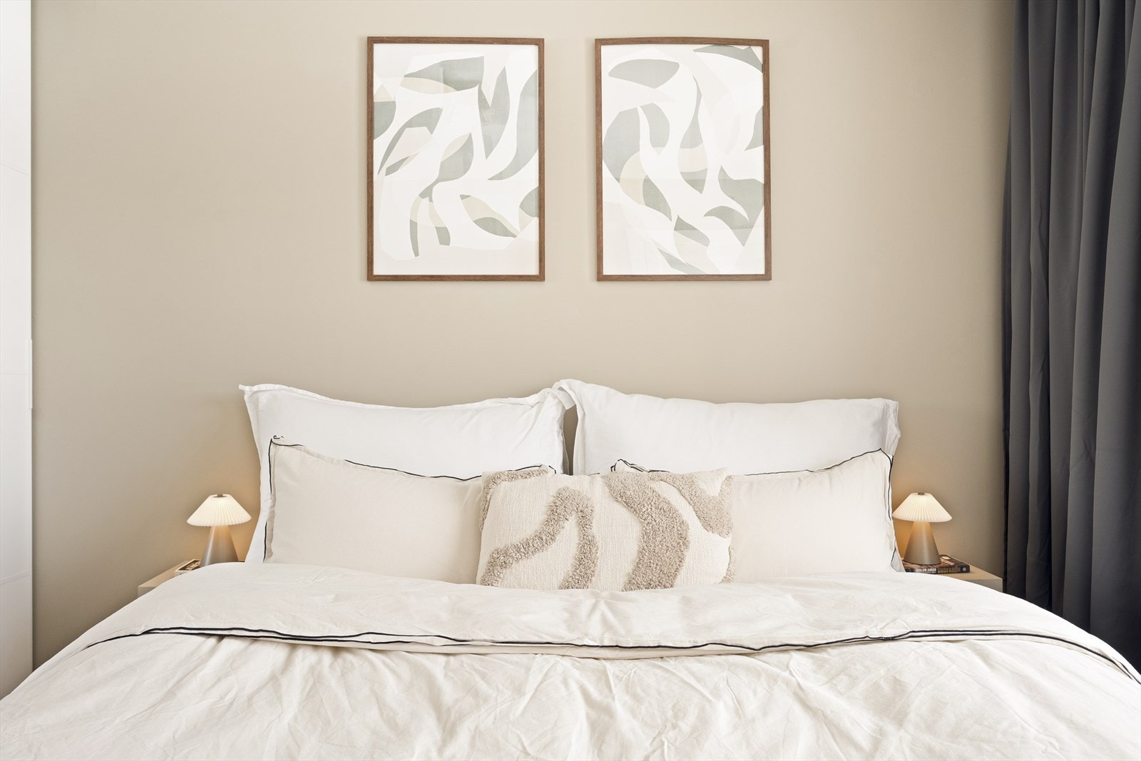 Rommet er malt i et lunt og behagelig fargepalett. Galleribilde